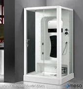 Duschraum mit weiß lackiertem Aluminiumrahmen mit Sitz