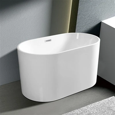 Kleine freistehende Badewanne
